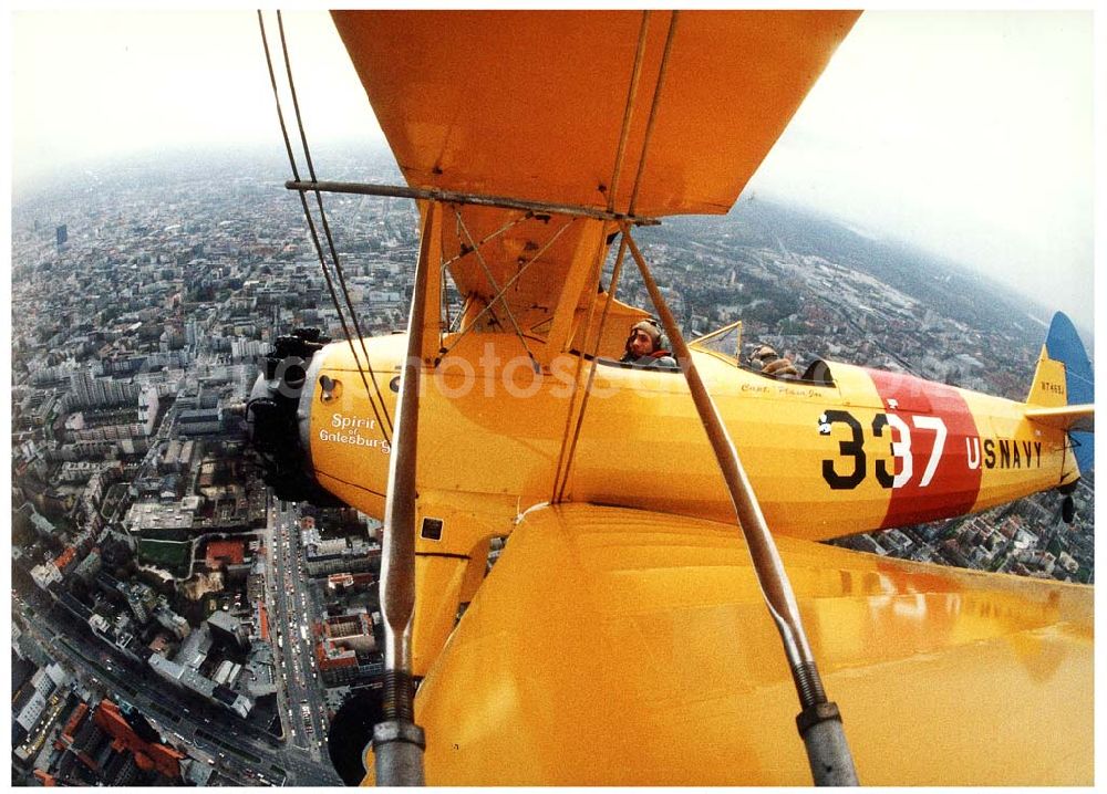 Berlin from the bird's eye view: Bundeswehrpilot Klaus Plasa (hinten) mit Robert Grahn (vorn) in einer Boeing Starman anläßlich der ersten ILA in Berlin-SXF über der Stadt