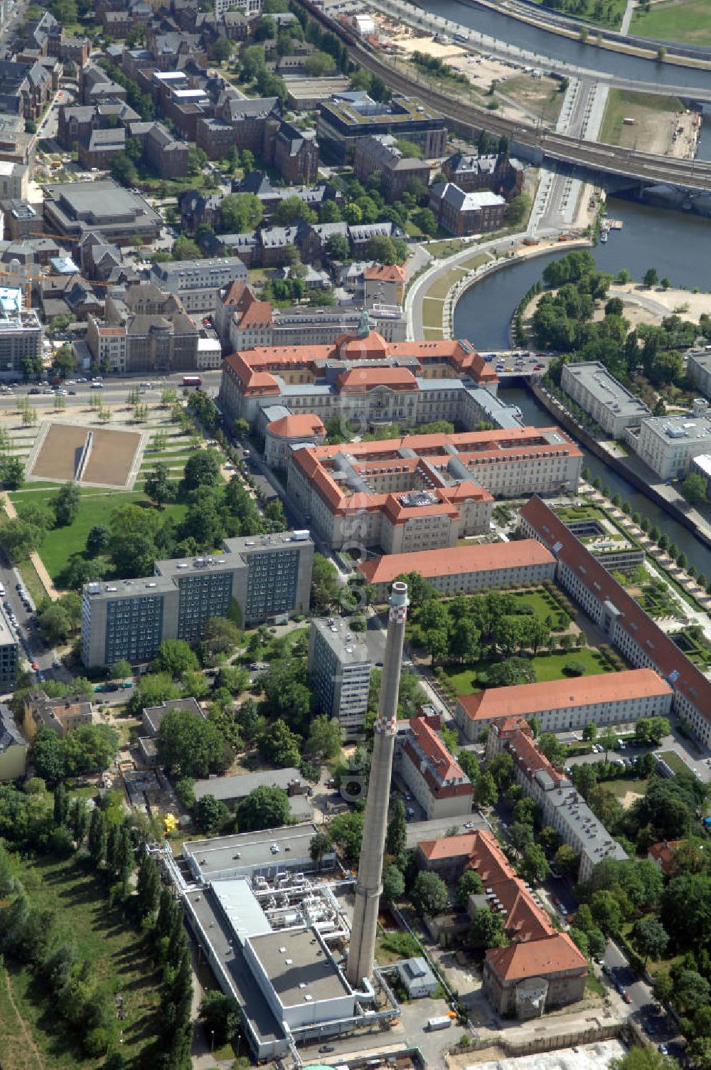 Aerial photograph Berlin - Blick auf das Bundeswirtschaftsministerium an der Invalidenstrasse in Berlin-Mitte an der Spree. Der Hauptsitz des Bundesministeriums für Wirtschaft und Technologie ist untergebracht in einem Gebäudekomplex bestehend aus den historischen Gebäuden der ehemaligen Kaiser-Wilhelm-Akademie (Militärärztliche Akademie) und der Überreste des ehemaligen Invalidenhauses, ergänzt durch einige Neubauten. Das Invalidenhaus stammt in seiner Grundsubstanz aus der Mitte des 18. Jahrhunderts und lag damals außerhalb der Stadt. Das Gebäude der Kaiser-Wilhelm-Akademie wurde um 1900 errichtet und diente der DDR als Regierungskrankenhaus.