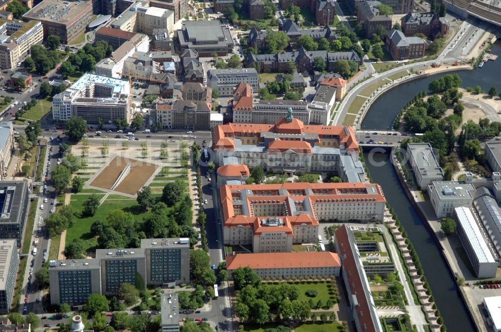 Berlin from above - Blick auf das Bundeswirtschaftsministerium an der Invalidenstrasse in Berlin-Mitte an der Spree. Der Hauptsitz des Bundesministeriums für Wirtschaft und Technologie ist untergebracht in einem Gebäudekomplex bestehend aus den historischen Gebäuden der ehemaligen Kaiser-Wilhelm-Akademie (Militärärztliche Akademie) und der Überreste des ehemaligen Invalidenhauses, ergänzt durch einige Neubauten. Das Invalidenhaus stammt in seiner Grundsubstanz aus der Mitte des 18. Jahrhunderts und lag damals außerhalb der Stadt. Das Gebäude der Kaiser-Wilhelm-Akademie wurde um 1900 errichtet und diente der DDR als Regierungskrankenhaus.