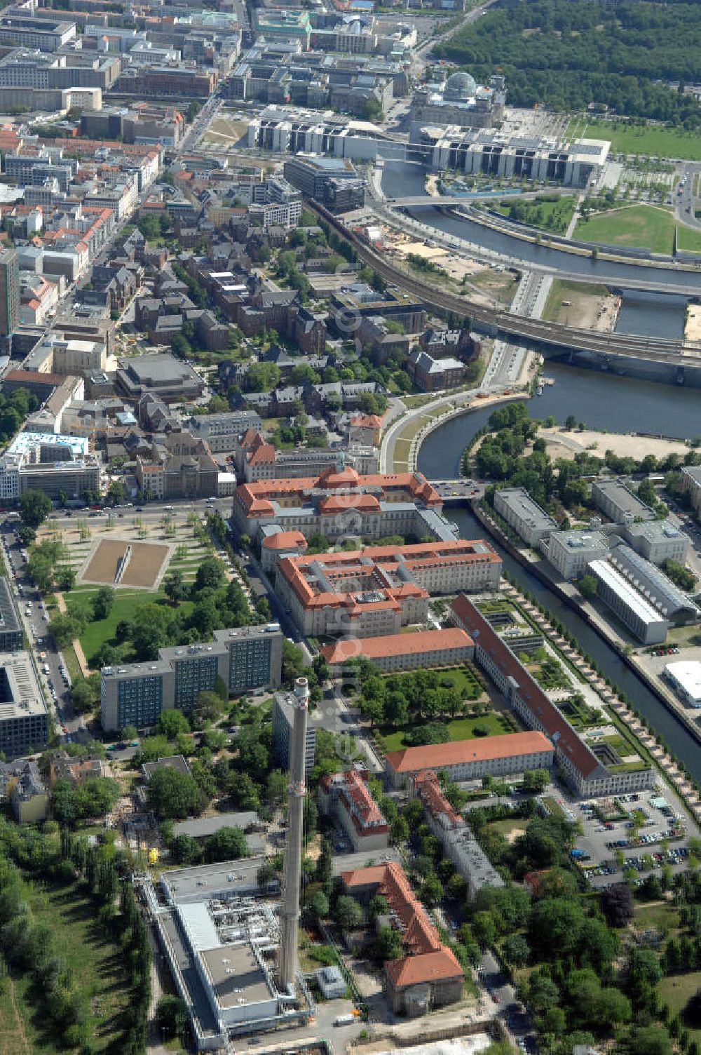 Berlin from the bird's eye view: Blick auf das Bundeswirtschaftsministerium an der Invalidenstrasse in Berlin-Mitte an der Spree. Der Hauptsitz des Bundesministeriums für Wirtschaft und Technologie ist untergebracht in einem Gebäudekomplex bestehend aus den historischen Gebäuden der ehemaligen Kaiser-Wilhelm-Akademie (Militärärztliche Akademie) und der Überreste des ehemaligen Invalidenhauses, ergänzt durch einige Neubauten. Das Invalidenhaus stammt in seiner Grundsubstanz aus der Mitte des 18. Jahrhunderts und lag damals außerhalb der Stadt. Das Gebäude der Kaiser-Wilhelm-Akademie wurde um 1900 errichtet und diente der DDR als Regierungskrankenhaus.