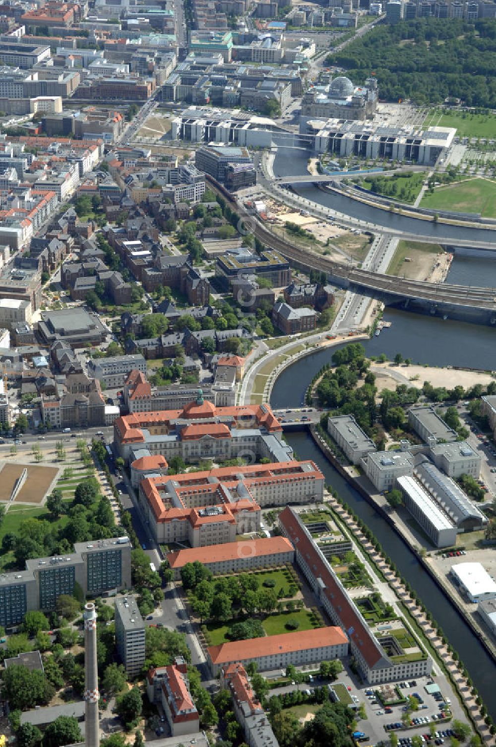 Aerial image Berlin - Blick auf das Bundeswirtschaftsministerium an der Invalidenstrasse in Berlin-Mitte an der Spree. Der Hauptsitz des Bundesministeriums für Wirtschaft und Technologie ist untergebracht in einem Gebäudekomplex bestehend aus den historischen Gebäuden der ehemaligen Kaiser-Wilhelm-Akademie (Militärärztliche Akademie) und der Überreste des ehemaligen Invalidenhauses, ergänzt durch einige Neubauten. Das Invalidenhaus stammt in seiner Grundsubstanz aus der Mitte des 18. Jahrhunderts und lag damals außerhalb der Stadt. Das Gebäude der Kaiser-Wilhelm-Akademie wurde um 1900 errichtet und diente der DDR als Regierungskrankenhaus.