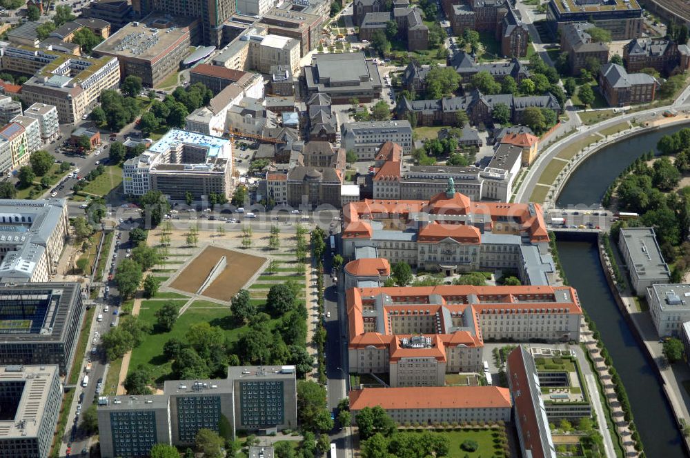 Aerial photograph Berlin - Blick auf das Bundeswirtschaftsministerium an der Invalidenstrasse in Berlin-Mitte an der Spree. Der Hauptsitz des Bundesministeriums für Wirtschaft und Technologie ist untergebracht in einem Gebäudekomplex bestehend aus den historischen Gebäuden der ehemaligen Kaiser-Wilhelm-Akademie (Militärärztliche Akademie) und der Überreste des ehemaligen Invalidenhauses, ergänzt durch einige Neubauten. Das Invalidenhaus stammt in seiner Grundsubstanz aus der Mitte des 18. Jahrhunderts und lag damals außerhalb der Stadt. Das Gebäude der Kaiser-Wilhelm-Akademie wurde um 1900 errichtet und diente der DDR als Regierungskrankenhaus.