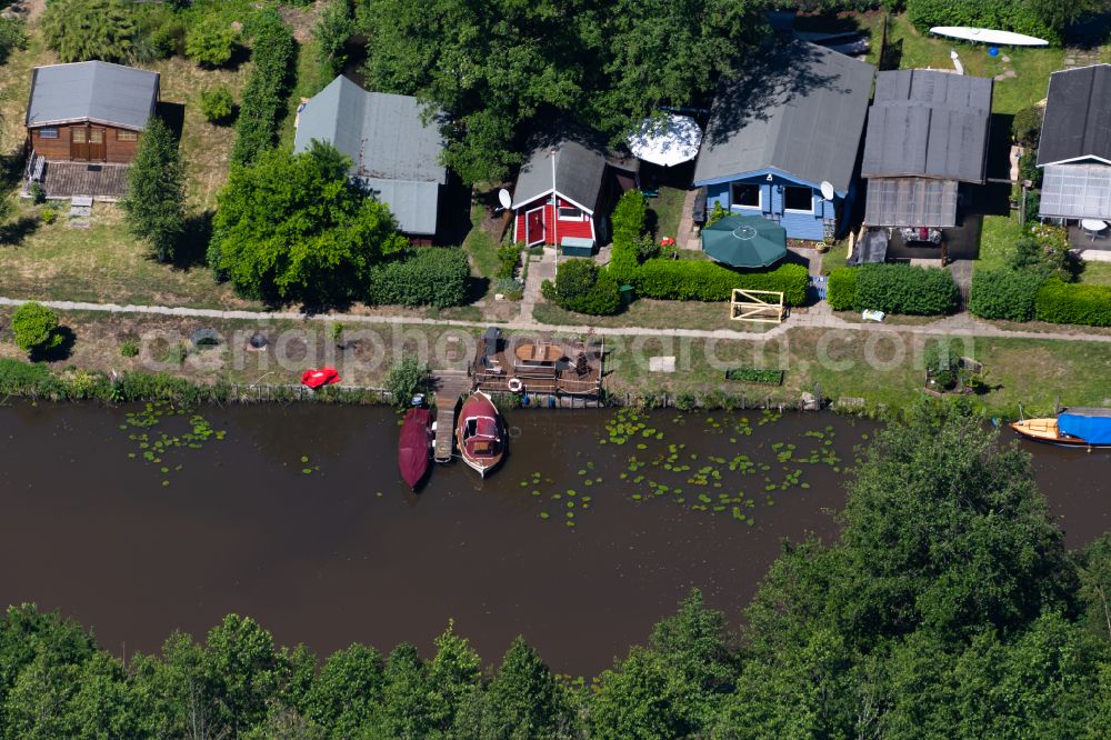 Aerial photograph Bremen - Plots of Bungalowsiedlung am Kuhgraben with shore area and jetty in Bremen, Germany