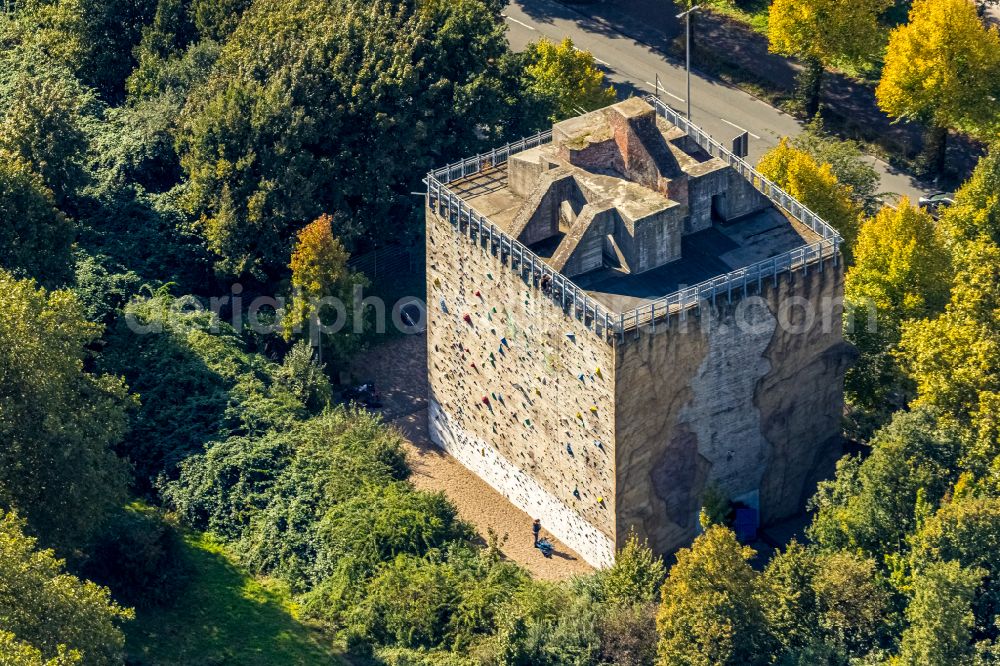 Aerial image Duisburg - bunker building complex made of concrete and steel with Kletterwaenden of Kletterverein Duisburg e. V. on street Rudolf-Schock-Strasse in the district Hochfeld in Duisburg at Ruhrgebiet in the state North Rhine-Westphalia, Germany