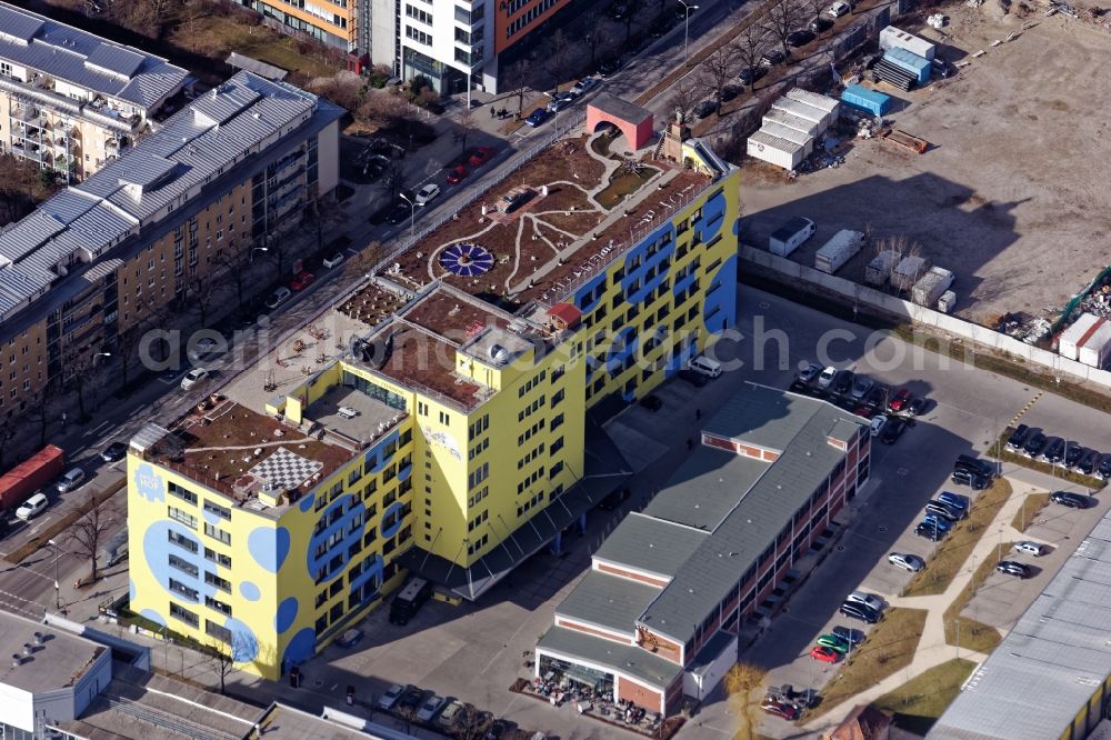 München from the bird's eye view: Colorful office buildings on the former EMTEC premises on Kistlerhof area in Munich in Bavaria, roof with the sculpture garden Heaven 7 of the artist Wolfgang Flatz