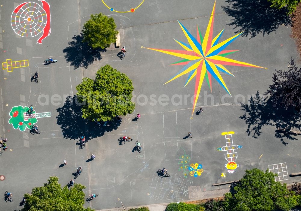 Aerial photograph Neubeckum - Colourful compass rose with the cardinal points in the schoolyard of the Friedrich von Bodelschwingh Primary School in Neubeckum, North Rhine-Westphalia, Germany