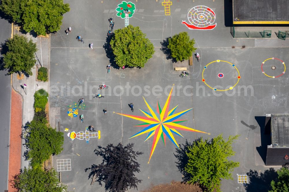 Neubeckum from the bird's eye view: Colourful compass rose with the cardinal points in the schoolyard of the Friedrich von Bodelschwingh Primary School in Neubeckum, North Rhine-Westphalia, Germany