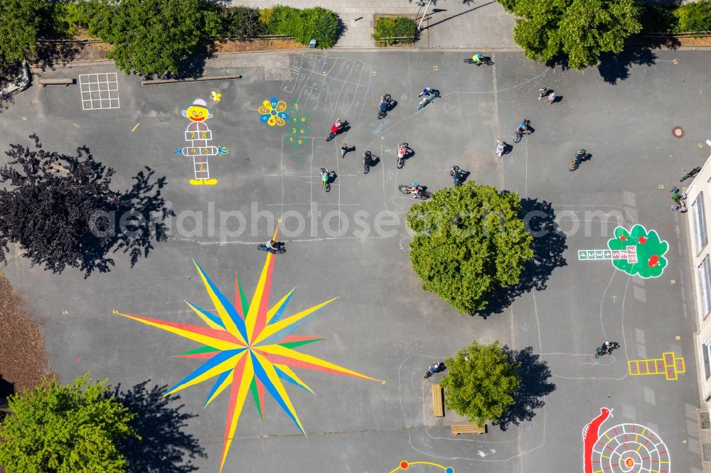 Aerial photograph Neubeckum - Colourful compass rose with the cardinal points in the schoolyard of the Friedrich von Bodelschwingh Primary School in Neubeckum, North Rhine-Westphalia, Germany