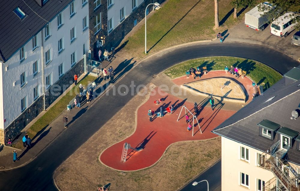 Aerial photograph Hamm - Families with playing children on a playground situated between the Refugee - buildings of the Central Housing Institution ZUE on St.Georgsplatz in autumnal Hamm in the state of North Rhine-Westphalia