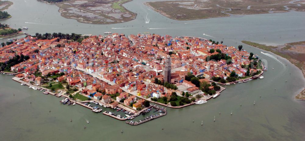 Venedig from the bird's eye view: Blick auf die Insel Burano in der Lagune von Venedig. View to the island Burano in the lagoon of Burano.