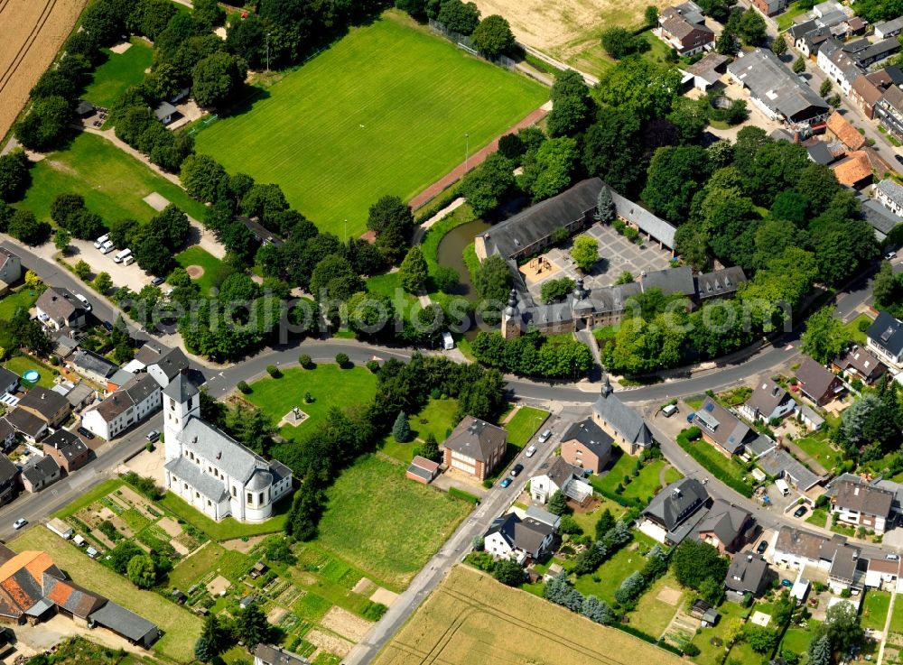 Aerial image Birgel - Birgel Fortress in the Birgel part of the town of Düren in the state of North Rhine-Westphalia. The former water fortress with its distinct courtyard is surrounded by houses and residential homes and trees. It is located close to the church of St. Martinus. Today it is home to the public school Burg Birgel