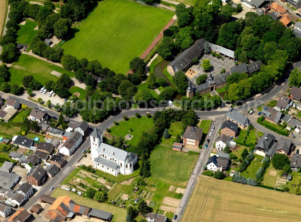 Aerial photograph Birgel - Birgel Fortress in the Birgel part of the town of Düren in the state of North Rhine-Westphalia. The former water fortress with its distinct courtyard is surrounded by houses and residential homes and trees. It is located close to the church of St. Martinus. Today it is home to the public school Burg Birgel