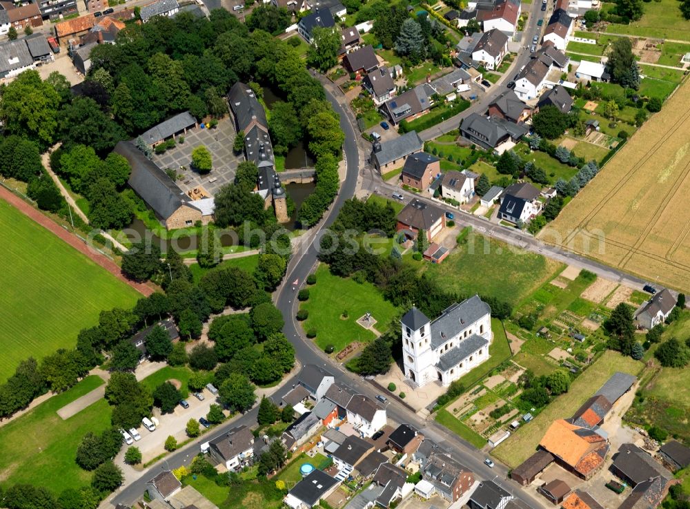 Birgel from the bird's eye view: Birgel Fortress in the Birgel part of the town of Düren in the state of North Rhine-Westphalia. The former water fortress with its distinct courtyard is surrounded by houses and residential homes and trees. It is located close to the church of St. Martinus. Today it is home to the public school Burg Birgel