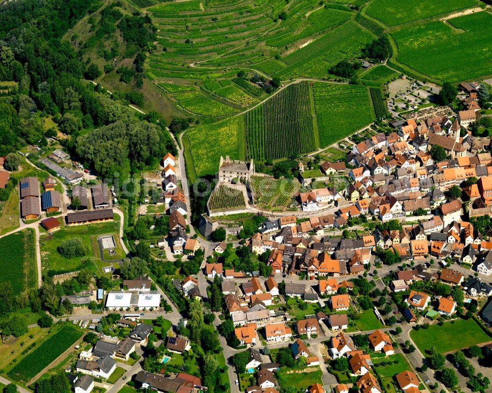 Aerial photograph Vogtsburg im Kaiserstuhl - Castle Burkheim in Vogtsburg im Kaiserstuhl in the state of Baden-Württemberg. The castle is actually a ruin of a high fortress on a steep rock amidst vineyards. It is the landmark of the Burkheim part of the borough. It was built in the 13th century, parts of the wall and the main building are remaining today