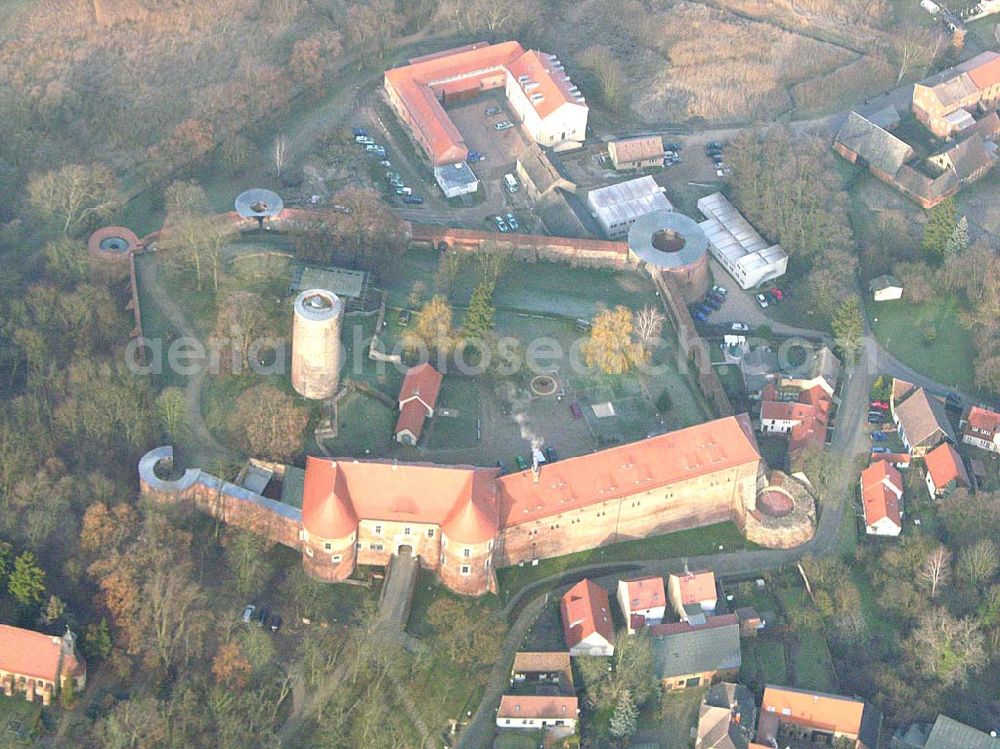 Belzig from the bird's eye view: 10.12.2004 Belzig, Blick auf die Burg Eisenhardt in Belzig, eine Festungsanlage mit sieben Ecktürmen. Hier befinden sich unter an derem das Standesamt und das Heimatmuseum. Vom 24 Meter hohen Butterturm hat man einen guten Rundblick über die Stadt und die Fläminglandschaft. Links ist das Heimatmuseum, im Ostteil das Salzmagazin, welches jetzt als Hotel genutzt wird. Burg Eisenhardt Belzig, Straße der Einheit 5, 14806 Belzig, Tel.:03 38 41/38 79 91 0, Fax: 03 38 41/38 79 99 9, biblbelzig@t-online.de,