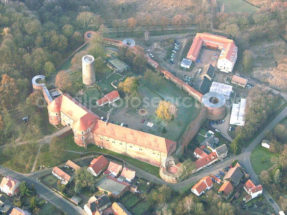 Aerial photograph Belzig - 10.12.2004 Belzig, Blick auf die Burg Eisenhardt in Belzig, eine Festungsanlage mit sieben Ecktürmen. Hier befinden sich unter an derem das Standesamt und das Heimatmuseum. Vom 24 Meter hohen Butterturm hat man einen guten Rundblick über die Stadt und die Fläminglandschaft. Links ist das Heimatmuseum, im Ostteil das Salzmagazin, welches jetzt als Hotel genutzt wird. Burg Eisenhardt Belzig, Straße der Einheit 5, 14806 Belzig, Tel.:03 38 41/38 79 91 0, Fax: 03 38 41/38 79 99 9, biblbelzig@t-online.de,