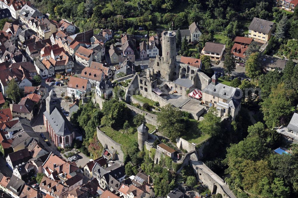 Eppstein from the bird's eye view: Die Ruine der Burg Eppstein über gleichnamigen Stadt. Die Spornburg wurde ab dem 10. Jahrhundert errichtet. The ruins of the Castle Eppstein. The castle was built from 10th Century.