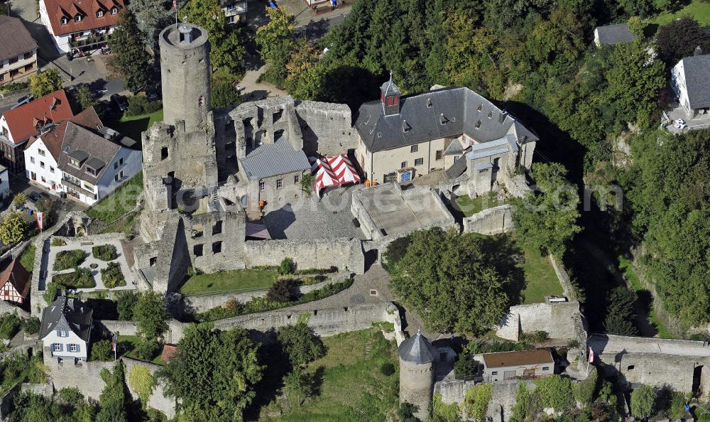 Eppstein from the bird's eye view: Die Ruine der Burg Eppstein über gleichnamigen Stadt. Die Spornburg wurde ab dem 10. Jahrhundert errichtet. The ruins of the Castle Eppstein. The castle was built from 10th Century.