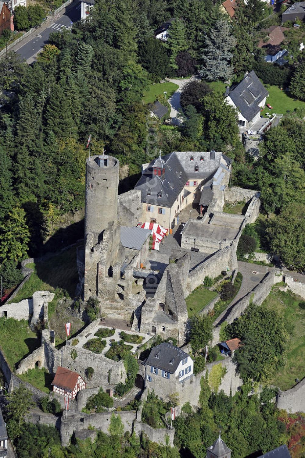 Aerial image Eppstein - Die Ruine der Burg Eppstein über gleichnamigen Stadt. Die Spornburg wurde ab dem 10. Jahrhundert errichtet. The ruins of the Castle Eppstein. The castle was built from 10th Century.