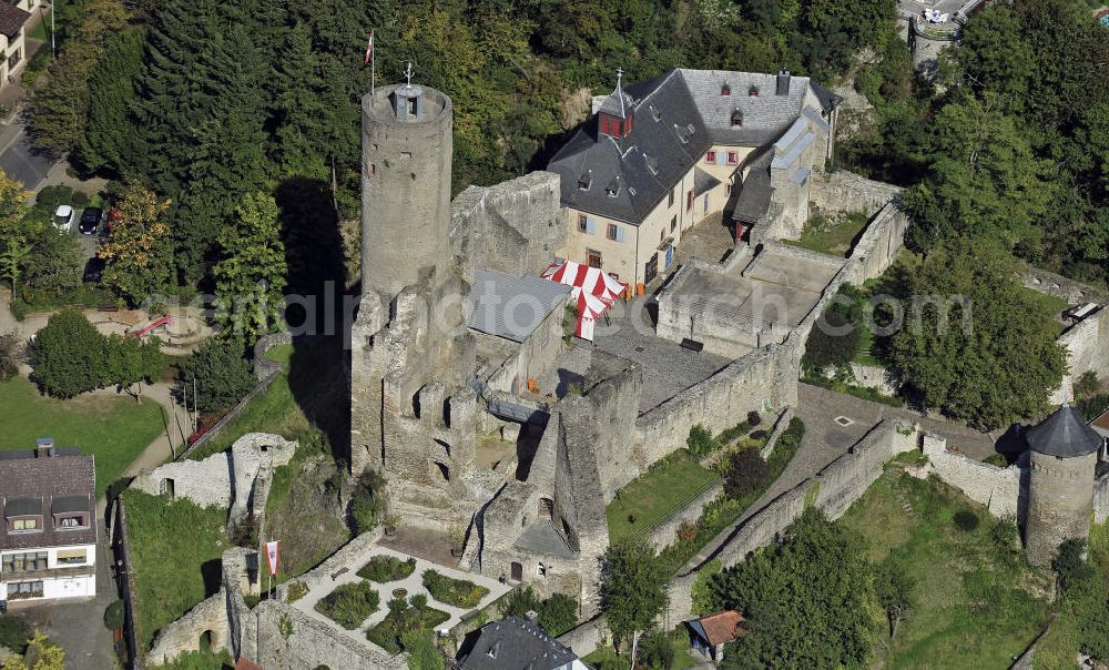 Aerial photograph Eppstein - Die Ruine der Burg Eppstein über gleichnamigen Stadt. Die Spornburg wurde ab dem 10. Jahrhundert errichtet. The ruins of the Castle Eppstein. The castle was built from 10th Century.