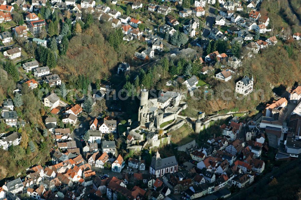 Eppstein from above - Die Burg Eppstein ist eine Burgruine über der hessischen Stadt Eppstein im Main-Taunus-Kreis. Die Spornburg wurde ab dem 10. Jahrhundert errichtet und wird heute im erhaltenen Gebäude als Stadt-und Burgmuseum genutzt. View to the ruins of the Castle Eppstein of the town Eppstein in the administrative district Main-Taurus-Kreis.The castle was built from 10th Century.