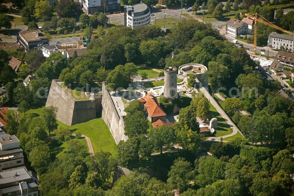 Bielefeld from above - Blick auf die Burg und Festung Sparrenberg, einer restaurierte Festungsanlage im Bielefelder Stadtbezirk Mitte. Sie liegt auf dem 180 m hohen Sparrenberg im Teutoburger Wald und überragt das nahe Stadtzentrum um gut 60 m. Ihr heutiges Aussehen geht im Wesentlichen auf das 16. und 19. Jahrhundert zurück. Die Sparrenburg ist die nördlichste erhaltene Spornburg Deutschlands und gilt als ein Wahrzeichen Bielefelds. Castle and Fortress Sparrenberg in Bielefeld.