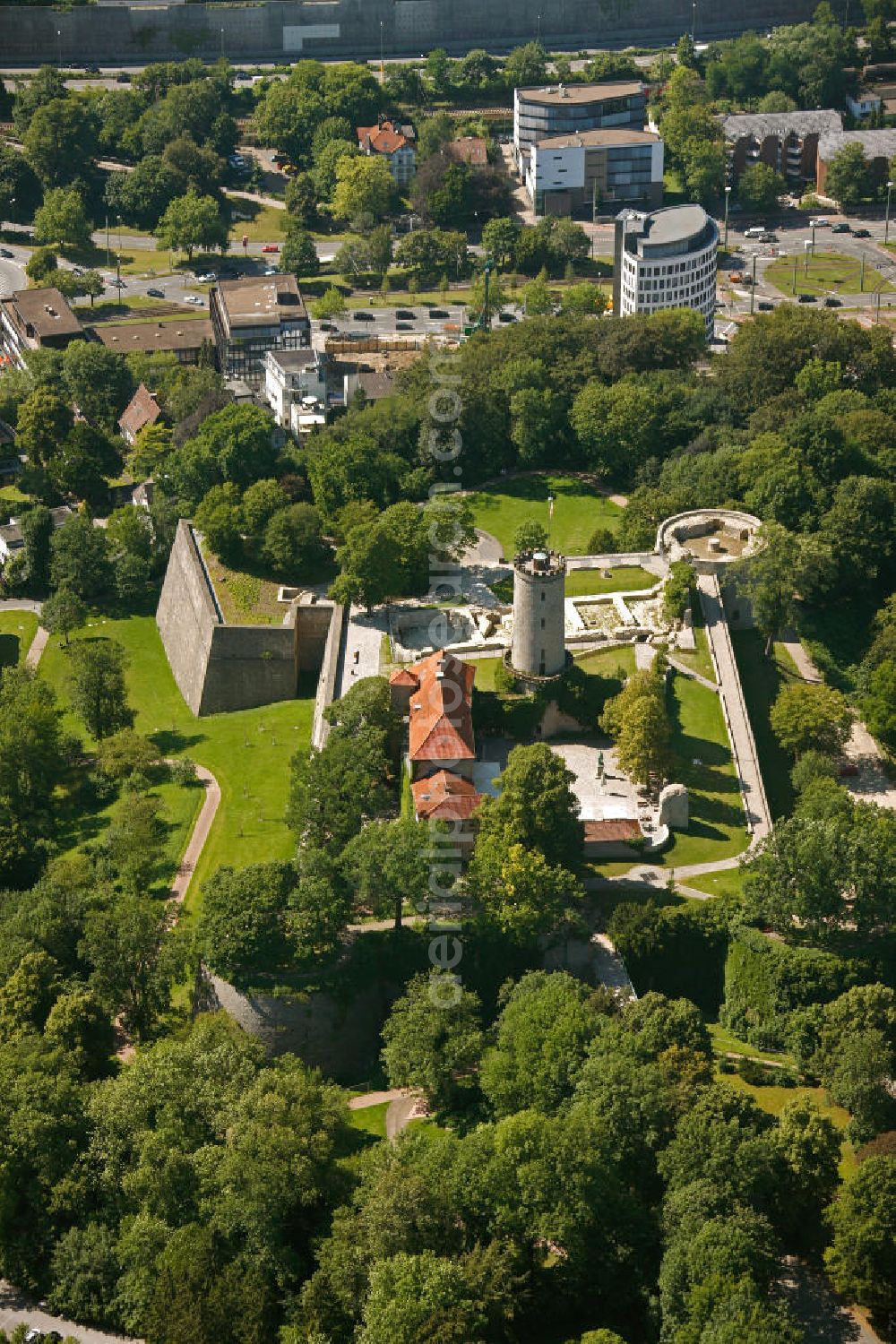 Bielefeld from the bird's eye view: Blick auf die Burg und Festung Sparrenberg, einer restaurierte Festungsanlage im Bielefelder Stadtbezirk Mitte. Sie liegt auf dem 180 m hohen Sparrenberg im Teutoburger Wald und überragt das nahe Stadtzentrum um gut 60 m. Ihr heutiges Aussehen geht im Wesentlichen auf das 16. und 19. Jahrhundert zurück. Die Sparrenburg ist die nördlichste erhaltene Spornburg Deutschlands und gilt als ein Wahrzeichen Bielefelds. Castle and Fortress Sparrenberg in Bielefeld.