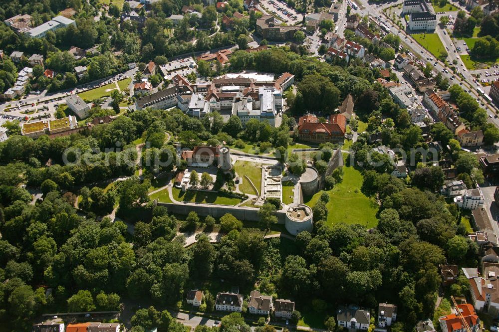 Aerial image Bielefeld - Blick auf die Burg und Festung Sparrenberg, einer restaurierte Festungsanlage im Bielefelder Stadtbezirk Mitte. Sie liegt auf dem 180 m hohen Sparrenberg im Teutoburger Wald und überragt das nahe Stadtzentrum um gut 60 m. Ihr heutiges Aussehen geht im Wesentlichen auf das 16. und 19. Jahrhundert zurück. Die Sparrenburg ist die nördlichste erhaltene Spornburg Deutschlands und gilt als ein Wahrzeichen Bielefelds. Castle and Fortress Sparrenberg in Bielefeld.