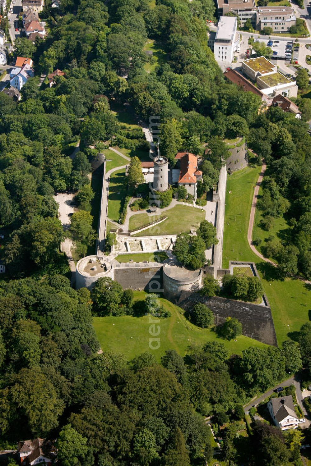 Bielefeld from above - Blick auf die Burg und Festung Sparrenberg, einer restaurierte Festungsanlage im Bielefelder Stadtbezirk Mitte. Sie liegt auf dem 180 m hohen Sparrenberg im Teutoburger Wald und überragt das nahe Stadtzentrum um gut 60 m. Ihr heutiges Aussehen geht im Wesentlichen auf das 16. und 19. Jahrhundert zurück. Die Sparrenburg ist die nördlichste erhaltene Spornburg Deutschlands und gilt als ein Wahrzeichen Bielefelds. Castle and Fortress Sparrenberg in Bielefeld.