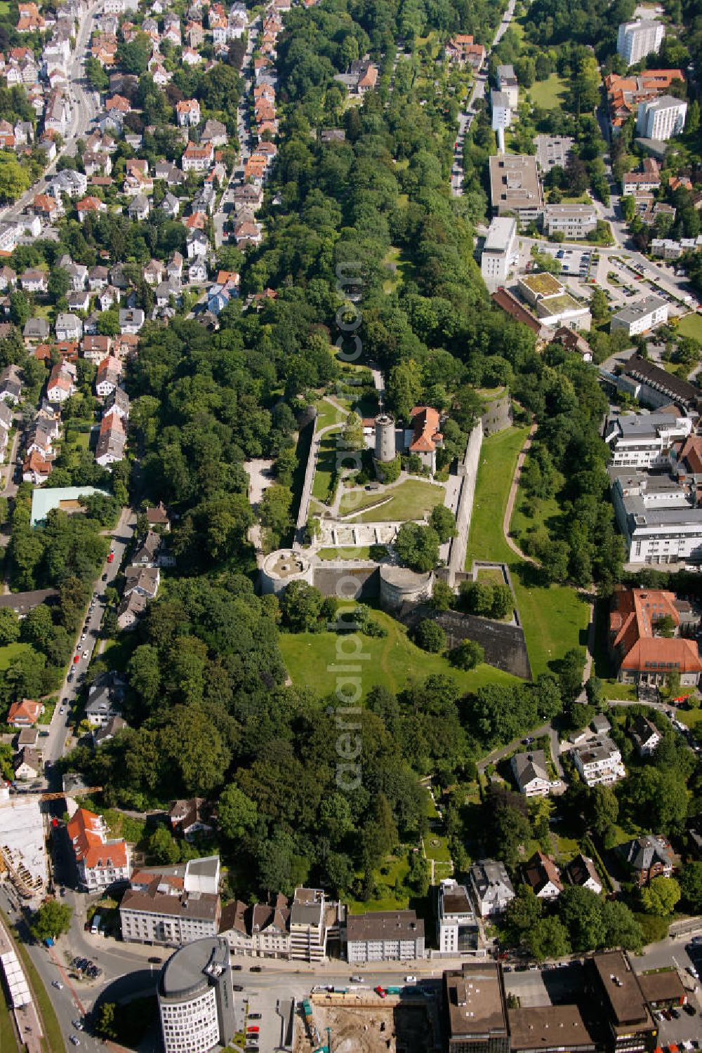 Bielefeld from the bird's eye view: Blick auf die Burg und Festung Sparrenberg, einer restaurierte Festungsanlage im Bielefelder Stadtbezirk Mitte. Sie liegt auf dem 180 m hohen Sparrenberg im Teutoburger Wald und überragt das nahe Stadtzentrum um gut 60 m. Ihr heutiges Aussehen geht im Wesentlichen auf das 16. und 19. Jahrhundert zurück. Die Sparrenburg ist die nördlichste erhaltene Spornburg Deutschlands und gilt als ein Wahrzeichen Bielefelds. Castle and Fortress Sparrenberg in Bielefeld.