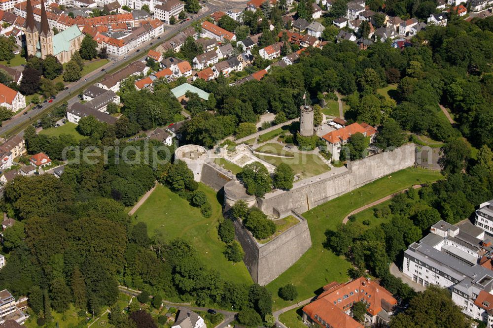 Aerial image Bielefeld - Blick auf die Burg und Festung Sparrenberg, einer restaurierte Festungsanlage im Bielefelder Stadtbezirk Mitte. Sie liegt auf dem 180 m hohen Sparrenberg im Teutoburger Wald und überragt das nahe Stadtzentrum um gut 60 m. Ihr heutiges Aussehen geht im Wesentlichen auf das 16. und 19. Jahrhundert zurück. Die Sparrenburg ist die nördlichste erhaltene Spornburg Deutschlands und gilt als ein Wahrzeichen Bielefelds. Castle and Fortress Sparrenberg in Bielefeld.