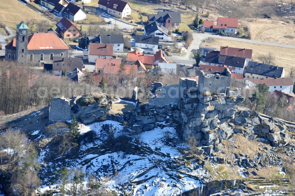 Flossenbürg from above - Blick auf Burg Flossenbürg in Bayern. Die Burgruine liegt unmittelbar nordwestlich der Ortschaft Flossenbürg auf dem höchsten Punkt des 732 Meter hohen Flossenbürger Schlossberges. Im Dreißigjährigen Krieg wurde die Burganlage in Brand gesetzt. View of castle Flossenburg in Bavaria.