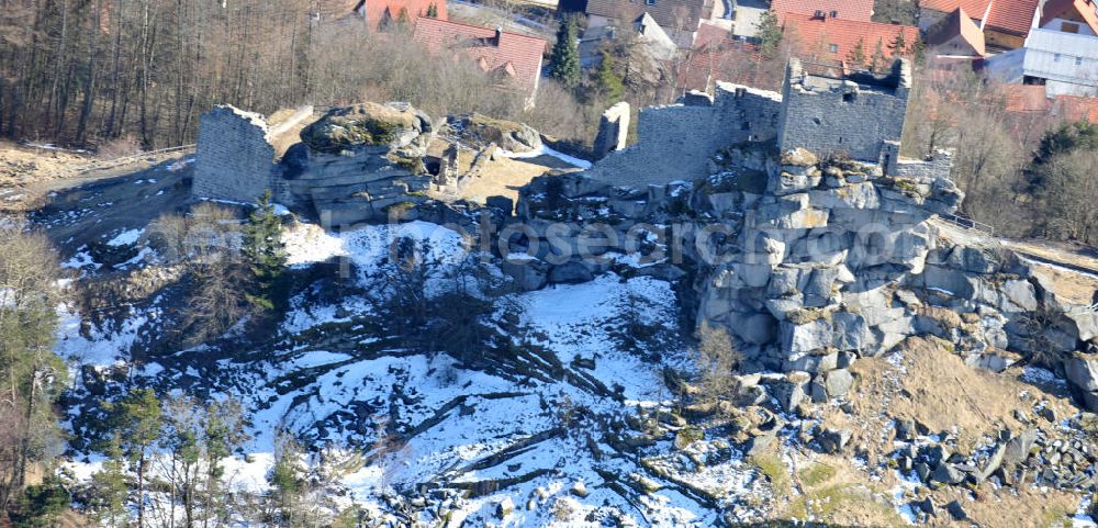 Flossenbürg from the bird's eye view: Blick auf Burg Flossenbürg in Bayern. Die Burgruine liegt unmittelbar nordwestlich der Ortschaft Flossenbürg auf dem höchsten Punkt des 732 Meter hohen Flossenbürger Schlossberges. Im Dreißigjährigen Krieg wurde die Burganlage in Brand gesetzt. View of castle Flossenburg in Bavaria.