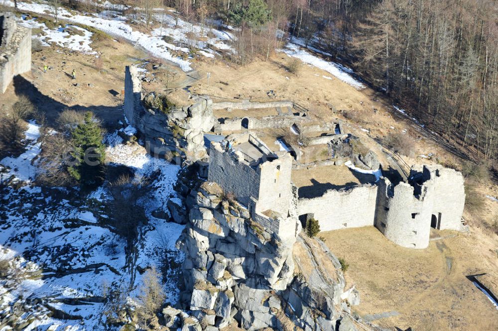 Flossenbürg from above - Blick auf Burg Flossenbürg in Bayern. Die Burgruine liegt unmittelbar nordwestlich der Ortschaft Flossenbürg auf dem höchsten Punkt des 732 Meter hohen Flossenbürger Schlossberges. Im Dreißigjährigen Krieg wurde die Burganlage in Brand gesetzt. View of castle Flossenburg in Bavaria.