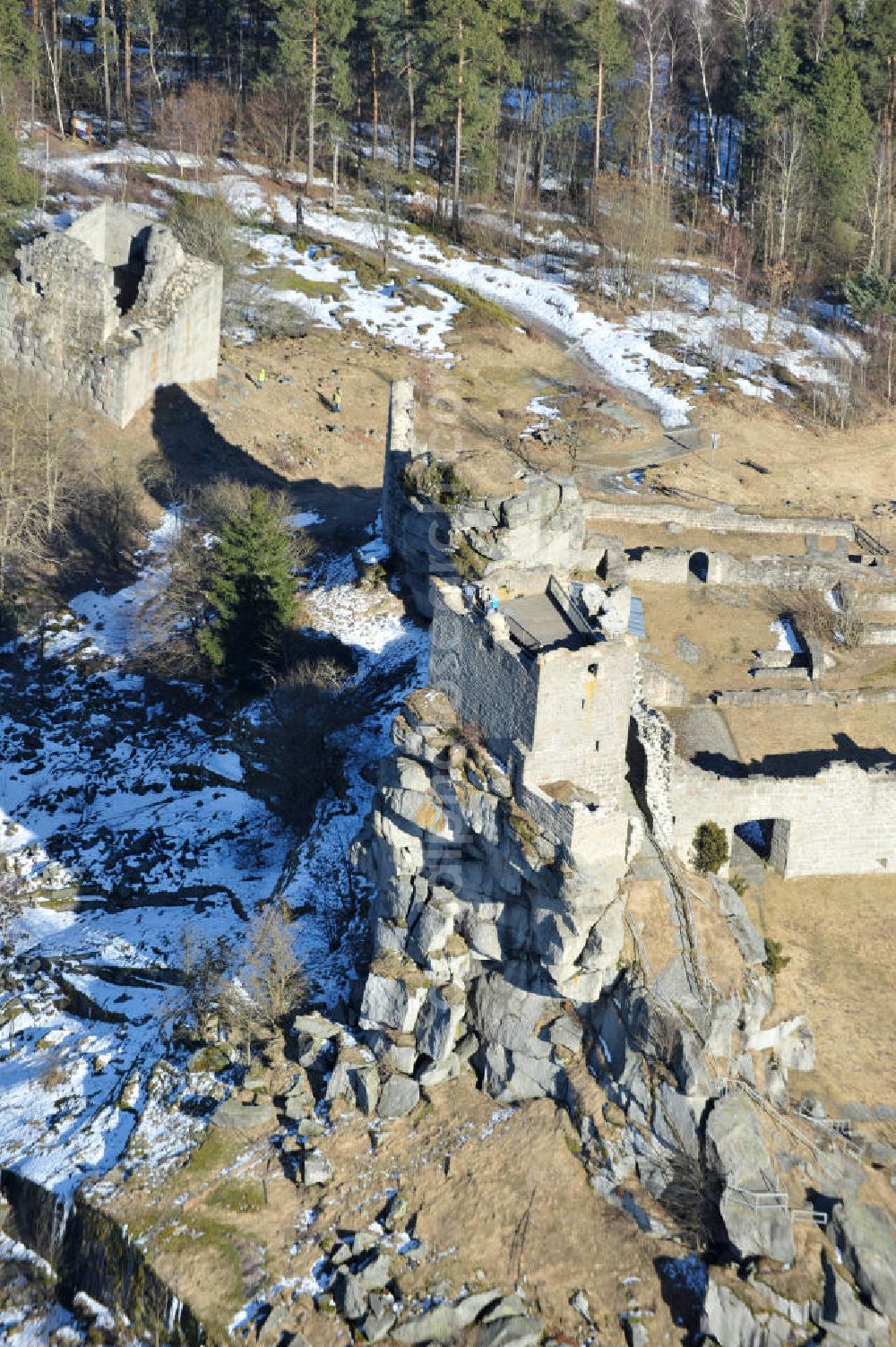 Flossenbürg from the bird's eye view: Blick auf Burg Flossenbürg in Bayern. Die Burgruine liegt unmittelbar nordwestlich der Ortschaft Flossenbürg auf dem höchsten Punkt des 732 Meter hohen Flossenbürger Schlossberges. Im Dreißigjährigen Krieg wurde die Burganlage in Brand gesetzt. View of castle Flossenburg in Bavaria.