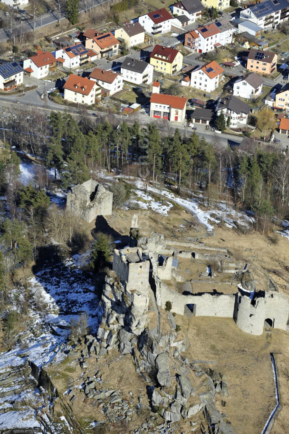 Aerial image Flossenbürg - Blick auf Burg Flossenbürg in Bayern. Die Burgruine liegt unmittelbar nordwestlich der Ortschaft Flossenbürg auf dem höchsten Punkt des 732 Meter hohen Flossenbürger Schlossberges. Im Dreißigjährigen Krieg wurde die Burganlage in Brand gesetzt. View of castle Flossenburg in Bavaria.