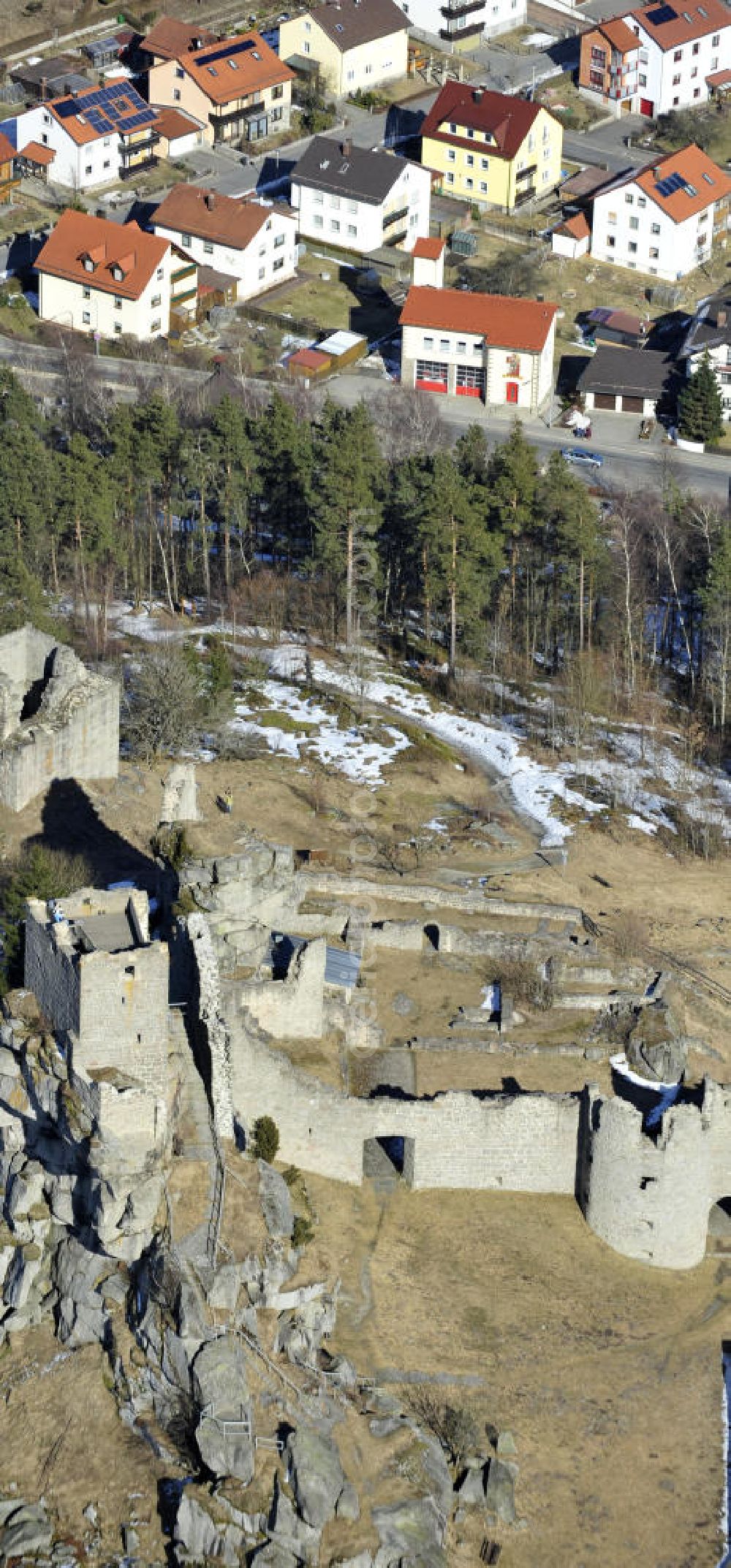 Aerial photograph Flossenbürg - Blick auf Burg Flossenbürg in Bayern. Die Burgruine liegt unmittelbar nordwestlich der Ortschaft Flossenbürg auf dem höchsten Punkt des 732 Meter hohen Flossenbürger Schlossberges. Im Dreißigjährigen Krieg wurde die Burganlage in Brand gesetzt. View of castle Flossenburg in Bavaria.