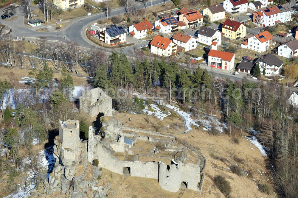 Flossenbürg from above - Blick auf Burg Flossenbürg in Bayern. Die Burgruine liegt unmittelbar nordwestlich der Ortschaft Flossenbürg auf dem höchsten Punkt des 732 Meter hohen Flossenbürger Schlossberges. Im Dreißigjährigen Krieg wurde die Burganlage in Brand gesetzt. View of castle Flossenburg in Bavaria.