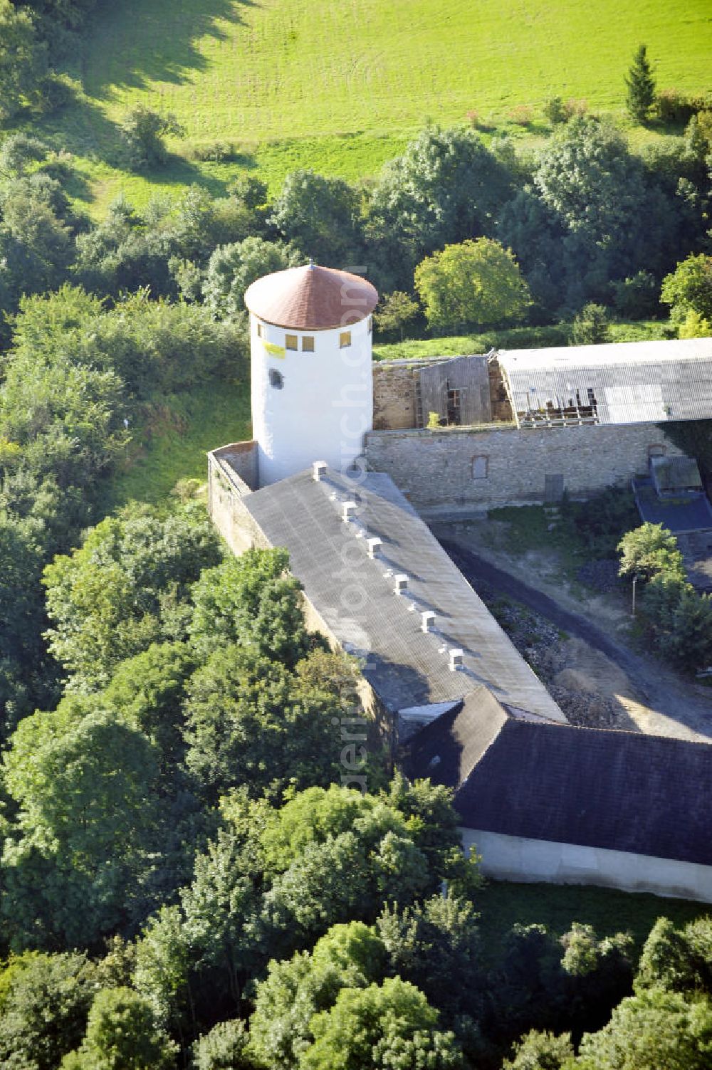 Aerial photograph Freckleben - Blick auf die Burg Freckleben im Salzlandkreis in Sachsen-Anhalt. Die Entstehungszeit der Burg liegt im 12. Jahrhundert. View to the castle Freckleben in the Salzlandkreis in Saxony-Anhalt. The time of origin of the castle arrangement is in the 12. century.