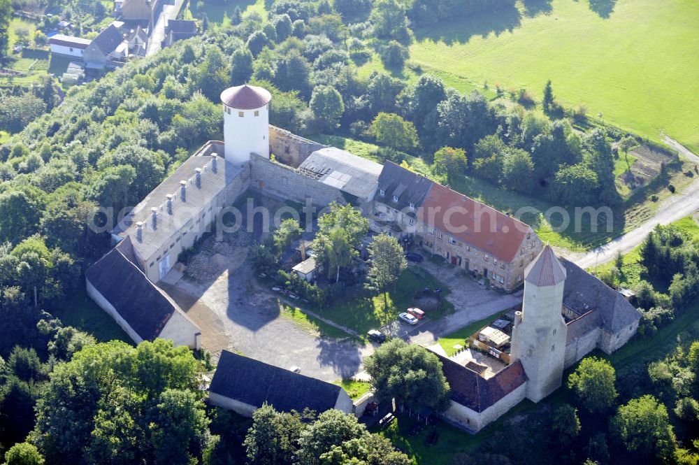 Aerial photograph Freckleben - Blick auf die Burg Freckleben im Salzlandkreis in Sachsen-Anhalt. Die Entstehungszeit der Burg liegt im 12. Jahrhundert. View to the castle Freckleben in the Salzlandkreis in Saxony-Anhalt. The time of origin of the castle arrangement is in the 12. century.