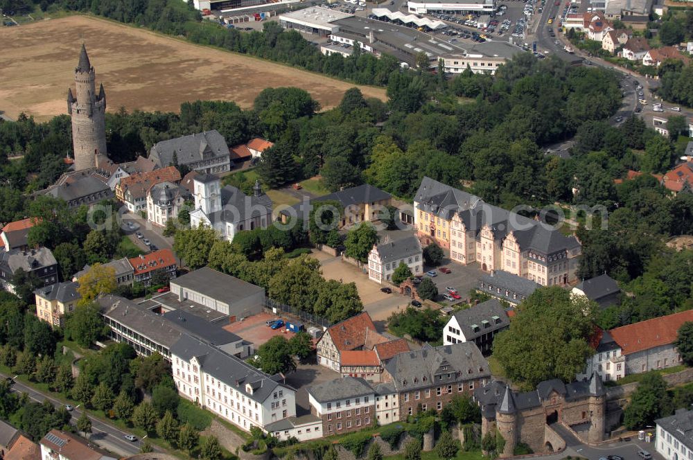 Aerial photograph Friedberg - Blick auf die Burg Friedberg, eine der größten Burganlagen Deutschlands. Auf einem Basaltfelsen mitten in der Wetterau befinden sich Burg und Stadt Friedberg. Die Burg wurde vermutlich im Auftrag Kaiser Barbarossas, zwischen 1171–1180 gegründet. Heute beherbergt die Burg verschiedene öffentliche Einrichtungen. So befindet sich unter an derem das Medienzentrum des Wetteraukreises, das Finanzamt und das Burggymnasium, ein Oberstufengymnasium, innerhalb der historischen Mauern.