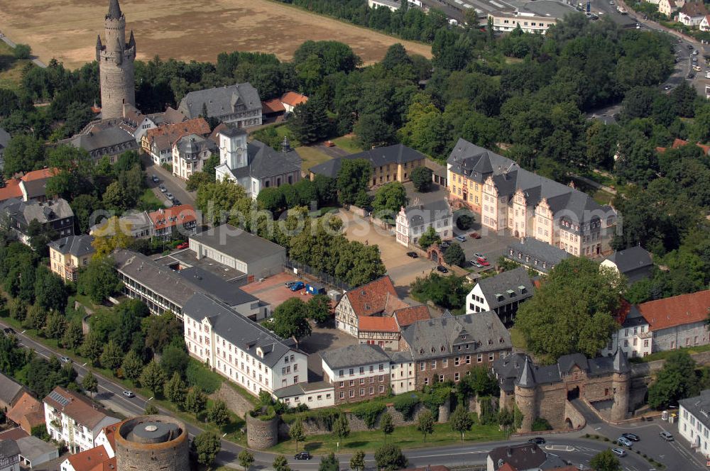 Friedberg from the bird's eye view: Blick auf die Burg Friedberg, eine der größten Burganlagen Deutschlands. Auf einem Basaltfelsen mitten in der Wetterau befinden sich Burg und Stadt Friedberg. Die Burg wurde vermutlich im Auftrag Kaiser Barbarossas, zwischen 1171–1180 gegründet. Heute beherbergt die Burg verschiedene öffentliche Einrichtungen. So befindet sich unter an derem das Medienzentrum des Wetteraukreises, das Finanzamt und das Burggymnasium, ein Oberstufengymnasium, innerhalb der historischen Mauern.