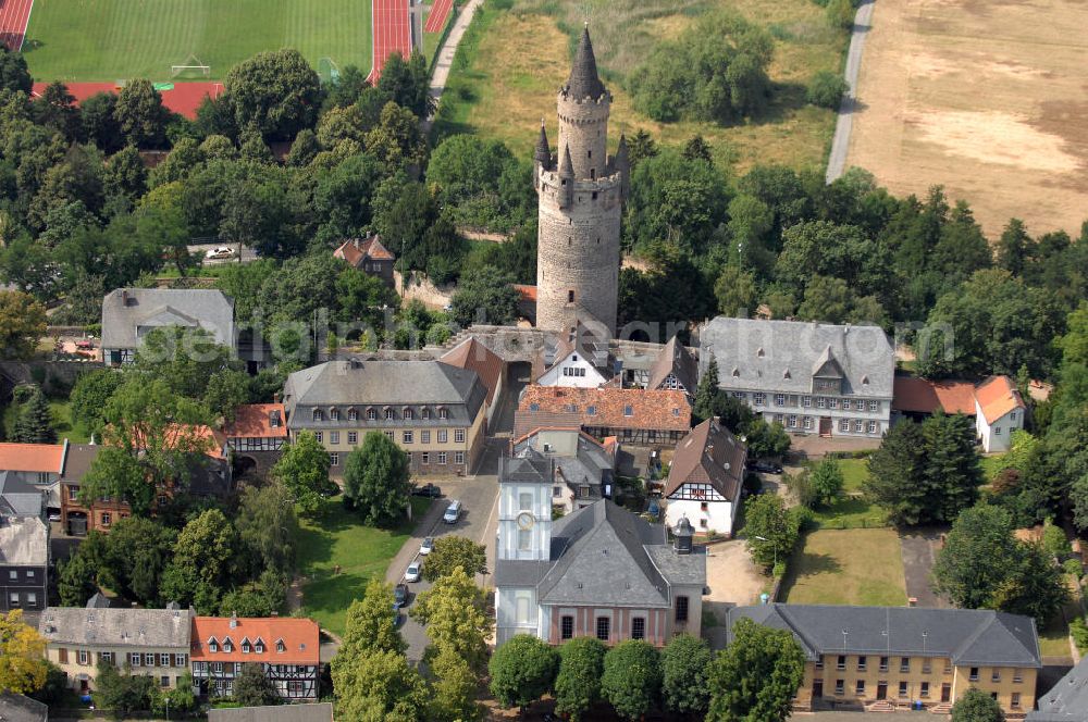 Aerial image Friedberg - Blick auf die Burg Friedberg, eine der größten Burganlagen Deutschlands. Auf einem Basaltfelsen mitten in der Wetterau befinden sich Burg und Stadt Friedberg. Die Burg wurde vermutlich im Auftrag Kaiser Barbarossas, zwischen 1171–1180 gegründet. Heute beherbergt die Burg verschiedene öffentliche Einrichtungen. So befindet sich unter an derem das Medienzentrum des Wetteraukreises, das Finanzamt und das Burggymnasium, ein Oberstufengymnasium, innerhalb der historischen Mauern.