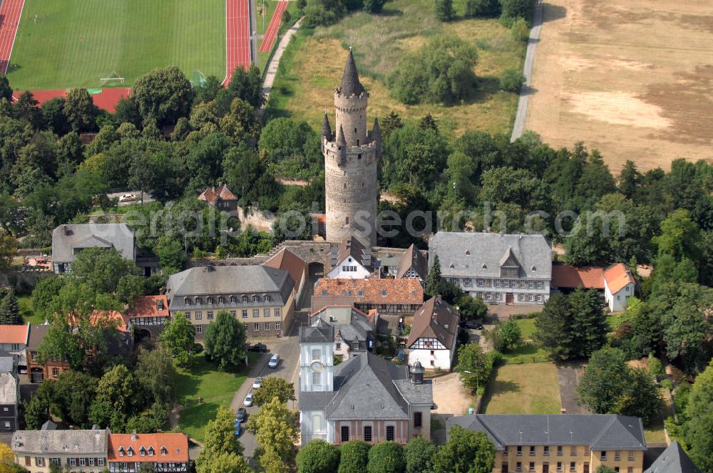 Aerial photograph Friedberg - Blick auf die Burg Friedberg, eine der größten Burganlagen Deutschlands. Auf einem Basaltfelsen mitten in der Wetterau befinden sich Burg und Stadt Friedberg. Die Burg wurde vermutlich im Auftrag Kaiser Barbarossas, zwischen 1171–1180 gegründet. Heute beherbergt die Burg verschiedene öffentliche Einrichtungen. So befindet sich unter an derem das Medienzentrum des Wetteraukreises, das Finanzamt und das Burggymnasium, ein Oberstufengymnasium, innerhalb der historischen Mauern.