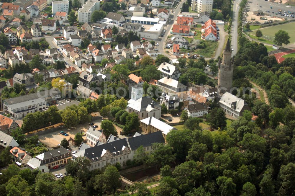 Aerial image Friedberg - Blick auf die Burg Friedberg, eine der größten Burganlagen Deutschlands. Auf einem Basaltfelsen mitten in der Wetterau befinden sich Burg und Stadt Friedberg. Die Burg wurde vermutlich im Auftrag Kaiser Barbarossas, zwischen 1171–1180 gegründet. Heute beherbergt die Burg verschiedene öffentliche Einrichtungen. So befindet sich unter an derem das Medienzentrum des Wetteraukreises, das Finanzamt und das Burggymnasium, ein Oberstufengymnasium, innerhalb der historischen Mauern.