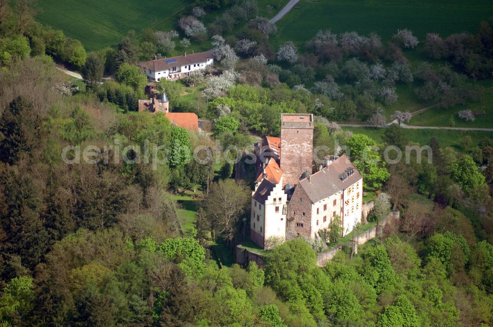 GAMBURG from above - Die Burg Gamburg ist eine Burg bei Gamburg, einem Ortsteil der Gemeinde Werbach, im Main-Tauber-Kreis in Baden-Württemberg. Die Spornburg befindet sich direkt über Gamburg auf einem Bergsporn überhalb der Tauber.Die Burg ist im Privatbesitz und wird bewohnt. Die Burg wurde im 12. Jahrhundert von den Bischöfen von Mainz erbaut, erstmals 1157 als „castrum gamburc“ erwähnt und geht als Mainzer Lehen in den Besitz der Herren von Gamburg. Weitere Besitzer waren Eberhard Rüdt von Collenberg (1546) und Graf von Ingelheim (ab 1701). Seit 1982 ist die Burg im Besitz der Familie Mallinckrodt.Die Burganlage mit ovalem Grundriss besteht aus einem staufischen Bergfried mit einer Grundfläche von 10 x 10 Metern und einer Mauerstärke von 3 Metern, einer romanischen Bausubstanz, Palas mit spätromanischer Ausmalung, Wehrmauern, Tor mit zwei runden Ecktürmen, Halsgraben und einer ovalen Zwingeranlage. Früher befand sich im Palas eine Kapelle.