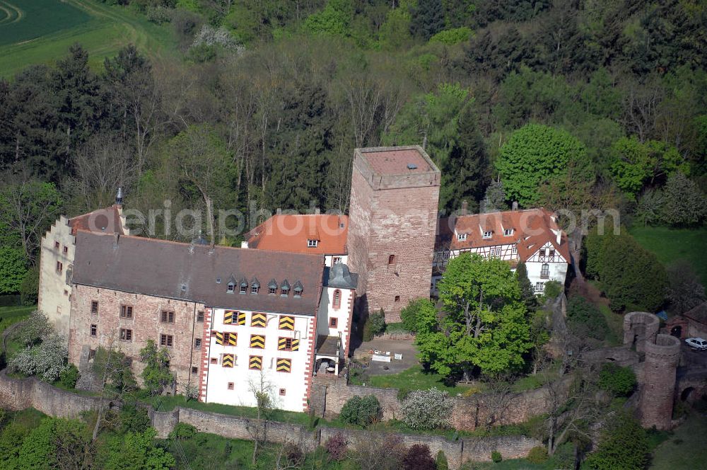 Aerial image GAMBURG - Die Burg Gamburg ist eine Burg bei Gamburg, einem Ortsteil der Gemeinde Werbach, im Main-Tauber-Kreis in Baden-Württemberg. Die Spornburg befindet sich direkt über Gamburg auf einem Bergsporn überhalb der Tauber.Die Burg ist im Privatbesitz und wird bewohnt. Die Burg wurde im 12. Jahrhundert von den Bischöfen von Mainz erbaut, erstmals 1157 als „castrum gamburc“ erwähnt und geht als Mainzer Lehen in den Besitz der Herren von Gamburg. Weitere Besitzer waren Eberhard Rüdt von Collenberg (1546) und Graf von Ingelheim (ab 1701). Seit 1982 ist die Burg im Besitz der Familie Mallinckrodt.Die Burganlage mit ovalem Grundriss besteht aus einem staufischen Bergfried mit einer Grundfläche von 10 x 10 Metern und einer Mauerstärke von 3 Metern, einer romanischen Bausubstanz, Palas mit spätromanischer Ausmalung, Wehrmauern, Tor mit zwei runden Ecktürmen, Halsgraben und einer ovalen Zwingeranlage. Früher befand sich im Palas eine Kapelle.