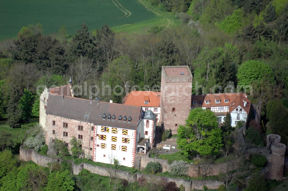 Aerial photograph GAMBURG - Die Burg Gamburg ist eine Burg bei Gamburg, einem Ortsteil der Gemeinde Werbach, im Main-Tauber-Kreis in Baden-Württemberg. Die Spornburg befindet sich direkt über Gamburg auf einem Bergsporn überhalb der Tauber.Die Burg ist im Privatbesitz und wird bewohnt. Die Burg wurde im 12. Jahrhundert von den Bischöfen von Mainz erbaut, erstmals 1157 als „castrum gamburc“ erwähnt und geht als Mainzer Lehen in den Besitz der Herren von Gamburg. Weitere Besitzer waren Eberhard Rüdt von Collenberg (1546) und Graf von Ingelheim (ab 1701). Seit 1982 ist die Burg im Besitz der Familie Mallinckrodt.Die Burganlage mit ovalem Grundriss besteht aus einem staufischen Bergfried mit einer Grundfläche von 10 x 10 Metern und einer Mauerstärke von 3 Metern, einer romanischen Bausubstanz, Palas mit spätromanischer Ausmalung, Wehrmauern, Tor mit zwei runden Ecktürmen, Halsgraben und einer ovalen Zwingeranlage. Früher befand sich im Palas eine Kapelle.