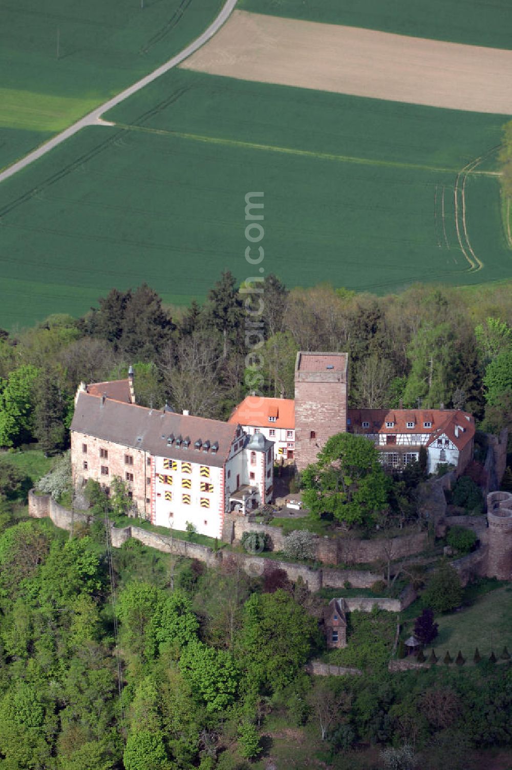 GAMBURG from above - Die Burg Gamburg ist eine Burg bei Gamburg, einem Ortsteil der Gemeinde Werbach, im Main-Tauber-Kreis in Baden-Württemberg. Die Spornburg befindet sich direkt über Gamburg auf einem Bergsporn überhalb der Tauber.Die Burg ist im Privatbesitz und wird bewohnt. Die Burg wurde im 12. Jahrhundert von den Bischöfen von Mainz erbaut, erstmals 1157 als „castrum gamburc“ erwähnt und geht als Mainzer Lehen in den Besitz der Herren von Gamburg. Weitere Besitzer waren Eberhard Rüdt von Collenberg (1546) und Graf von Ingelheim (ab 1701). Seit 1982 ist die Burg im Besitz der Familie Mallinckrodt.Die Burganlage mit ovalem Grundriss besteht aus einem staufischen Bergfried mit einer Grundfläche von 10 x 10 Metern und einer Mauerstärke von 3 Metern, einer romanischen Bausubstanz, Palas mit spätromanischer Ausmalung, Wehrmauern, Tor mit zwei runden Ecktürmen, Halsgraben und einer ovalen Zwingeranlage. Früher befand sich im Palas eine Kapelle.