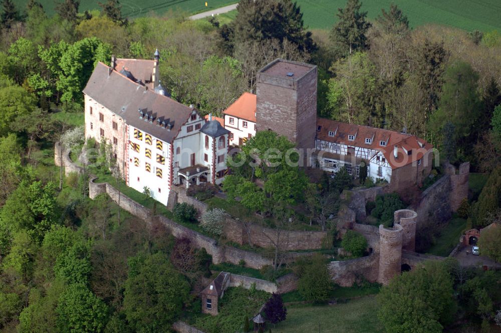 GAMBURG from the bird's eye view: Die Burg Gamburg ist eine Burg bei Gamburg, einem Ortsteil der Gemeinde Werbach, im Main-Tauber-Kreis in Baden-Württemberg. Die Spornburg befindet sich direkt über Gamburg auf einem Bergsporn überhalb der Tauber.Die Burg ist im Privatbesitz und wird bewohnt. Die Burg wurde im 12. Jahrhundert von den Bischöfen von Mainz erbaut, erstmals 1157 als „castrum gamburc“ erwähnt und geht als Mainzer Lehen in den Besitz der Herren von Gamburg. Weitere Besitzer waren Eberhard Rüdt von Collenberg (1546) und Graf von Ingelheim (ab 1701). Seit 1982 ist die Burg im Besitz der Familie Mallinckrodt.Die Burganlage mit ovalem Grundriss besteht aus einem staufischen Bergfried mit einer Grundfläche von 10 x 10 Metern und einer Mauerstärke von 3 Metern, einer romanischen Bausubstanz, Palas mit spätromanischer Ausmalung, Wehrmauern, Tor mit zwei runden Ecktürmen, Halsgraben und einer ovalen Zwingeranlage. Früher befand sich im Palas eine Kapelle.